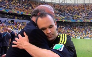 Abrazo "de respeto" de Iniesta a Del Bosque
